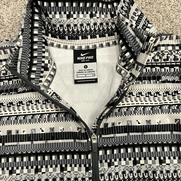 Nike Pro Drifit Half Zip - Picture 2 of 3